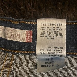 Like new Levi’s 505 straight leg size 10 W30/L30. True color 1st pic dark blue